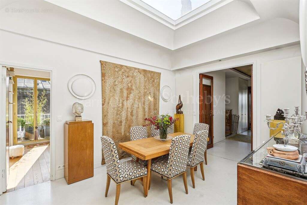 Appartement à PARIS-16E