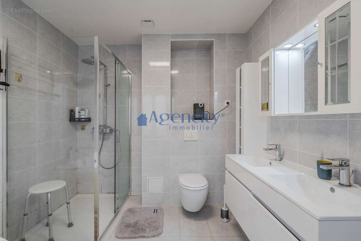 Salle d'eau - Maison à COUTEVROULT