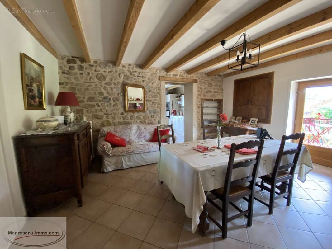 Maison à PRESSY-SOUS-DONDIN