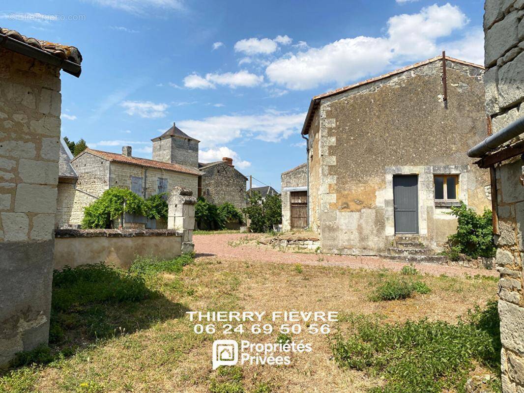 Maison à CURCAY-SUR-DIVE