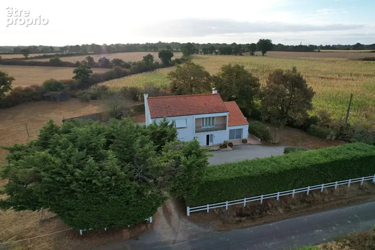 Maison à SAINT-HILAIRE-DE-CHALEONS