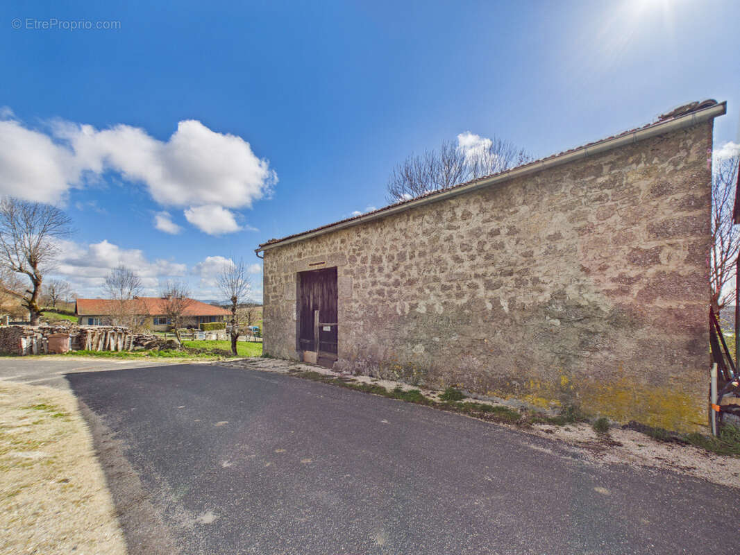 Parking à VENTEUGES
