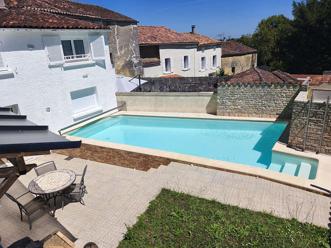 Maison à BURIE