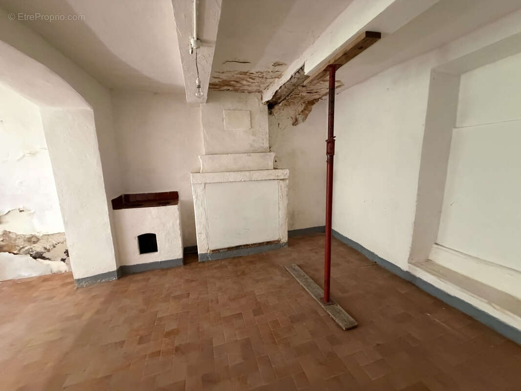 Entrechaux   maison de village à rénover avec cour et garage - photo 6