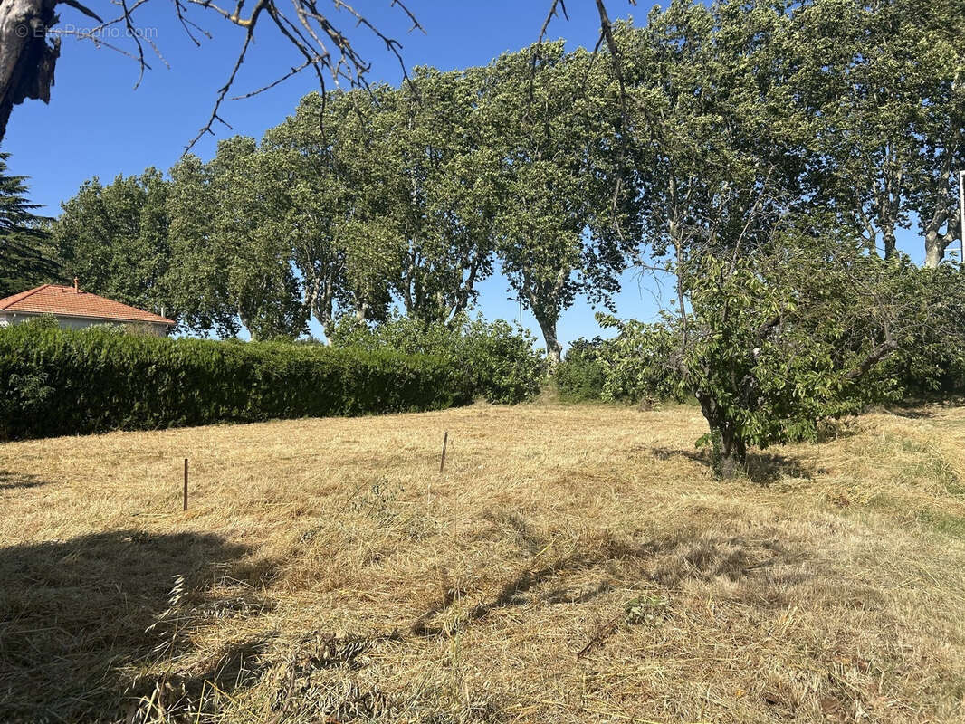 Terrain constructible de 689 m² à mallemort - photo 3