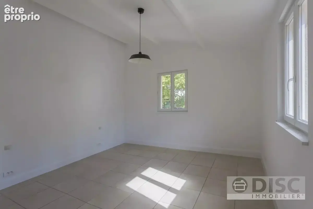 Maison de plain-pied rénovée avec jardin clos. - photo 4