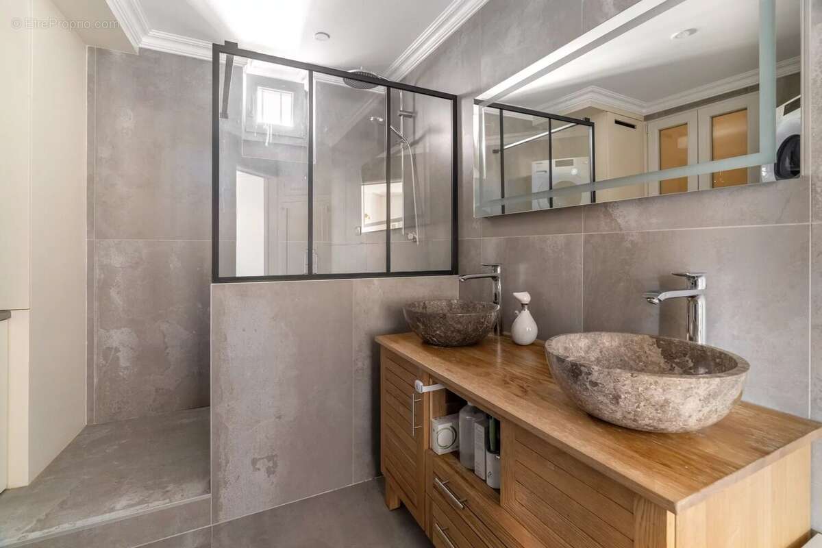 Appartement à LEVALLOIS-PERRET