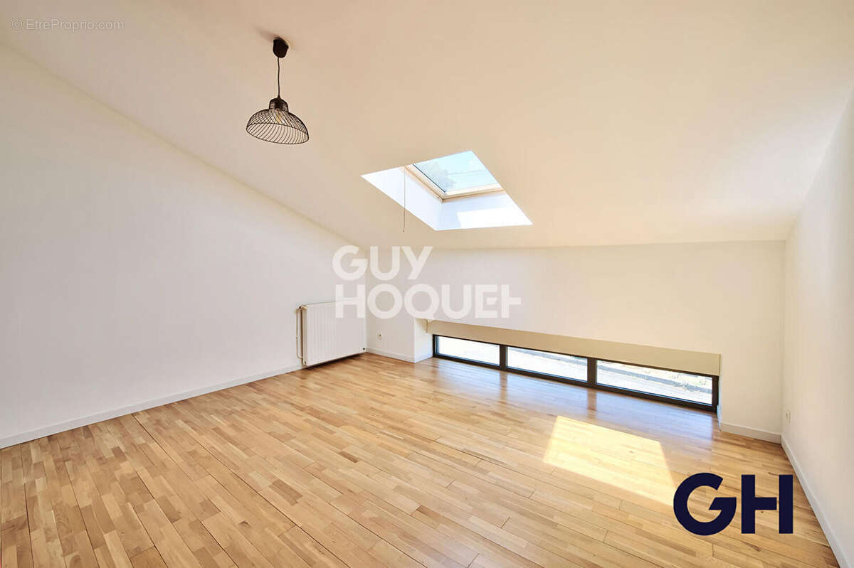 Loft - Sathonay Camp 210 m² - photo 13