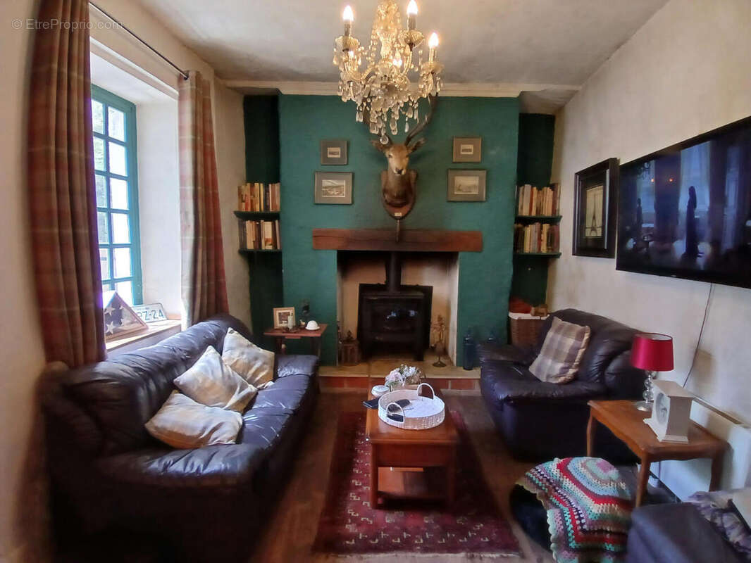 Une très belle maison de village en Dordogne à vendre, avec vue sur le château. 14 pièces. - photo 12