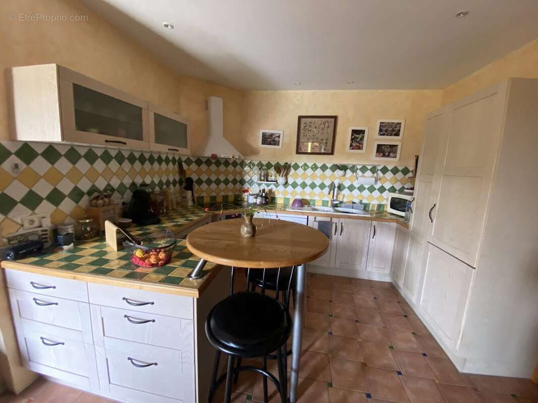 cuisine maison principale - Maison à SAINT-PIERRE-DE-CHIGNAC