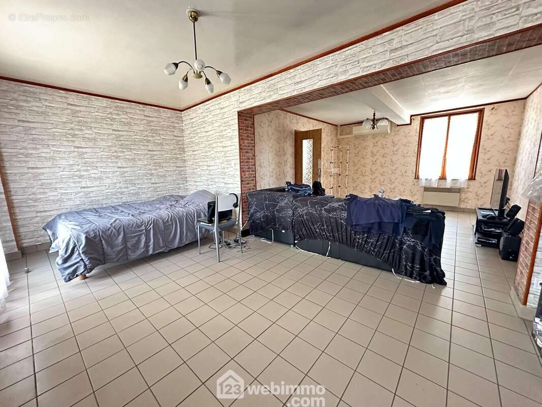 Une pièce de vie de 35 m² - Maison à CHAMBRY