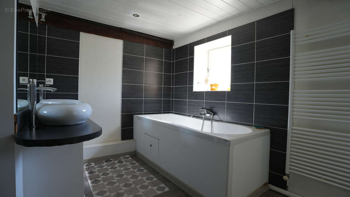 Centre bourg: ancienne ferme restaurée avec piscine - photo 17