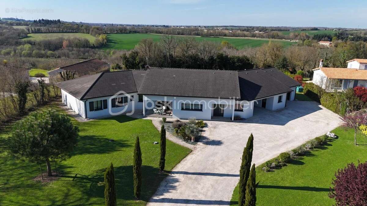 Maison contemporaine (2015) de plain-pied – 257 m² – Terrain 3 456 m² avec piscine – Barro (16) - photo 18