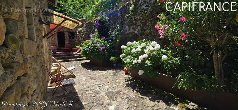 Maison à SAINT-SAUVEUR-DE-MONTAGUT