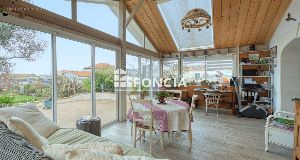 À seulement 400 m de la magnifique plage de Châtelaillon, découvrez cette spacieuse maison qui saura vous séduire ! - photo 6