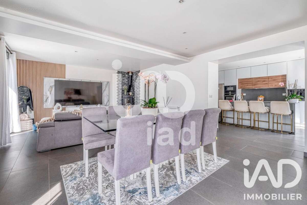 Maison 179 m² à Villeneuve-Saint-Denis  - photo 2