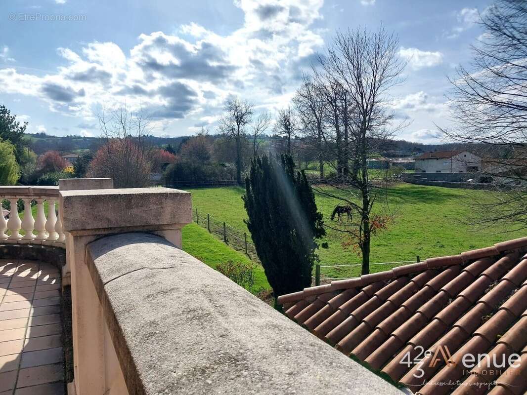 Maison à SAINT-BONNET-LES-OULES