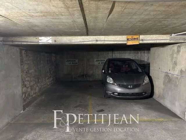 Parking à PARIS-16E