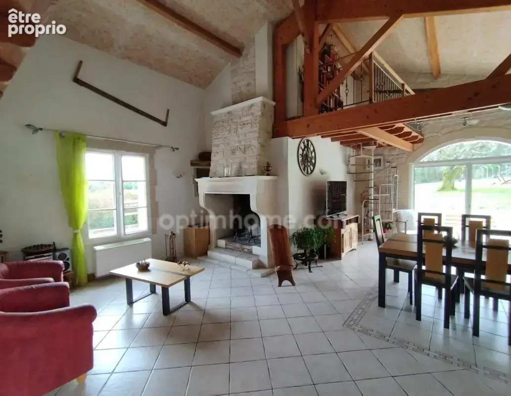 Charente, exceptionnelle ! A 10mn de La Rochefoucauld, maison 206 m², pièce de vie 70 m², grange, terrain clos 3602m² - photo 3