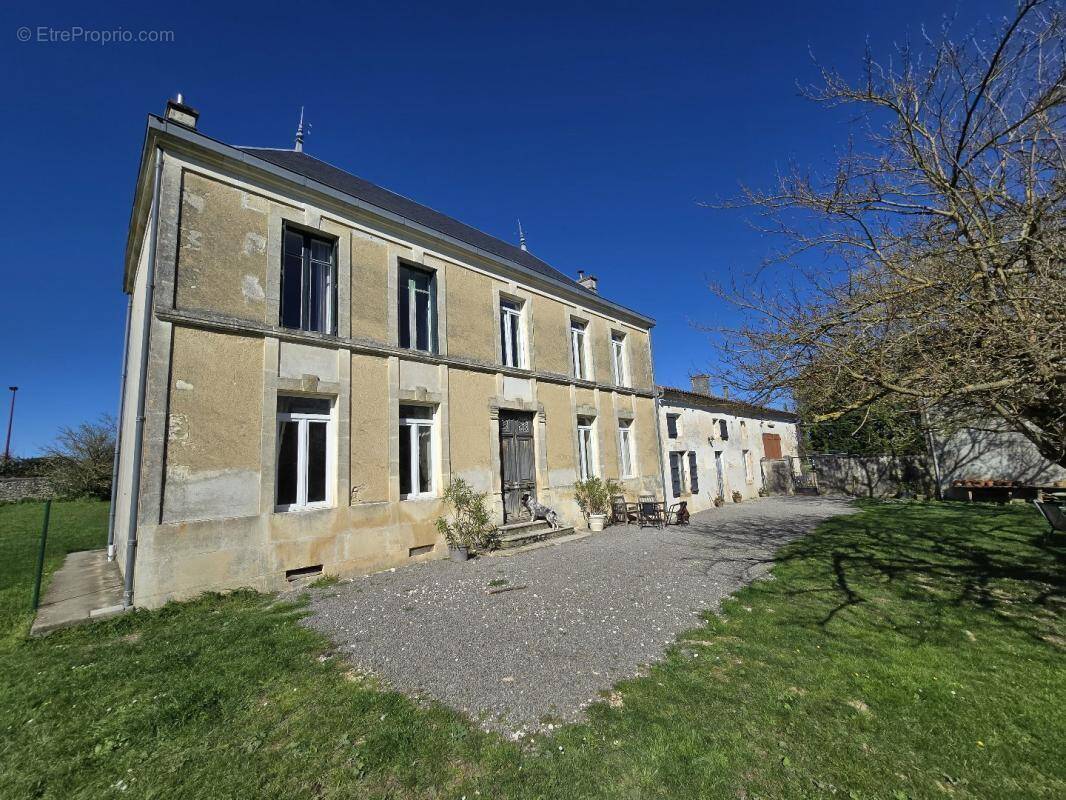 Maison à SAINT-PIERRE-DE-JUILLERS