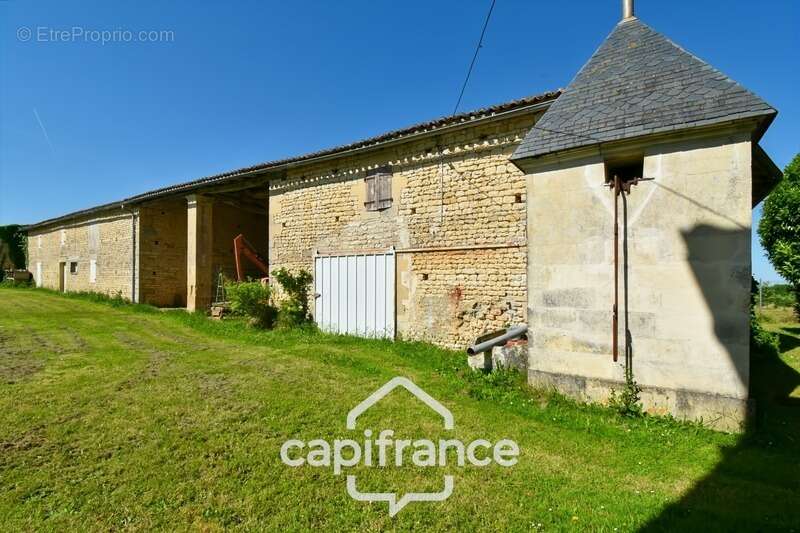 Propriété à vendre 14 pièces PAILLE (17) sur 4800m² de terrain avec nombreuses dépendances - photo 7
