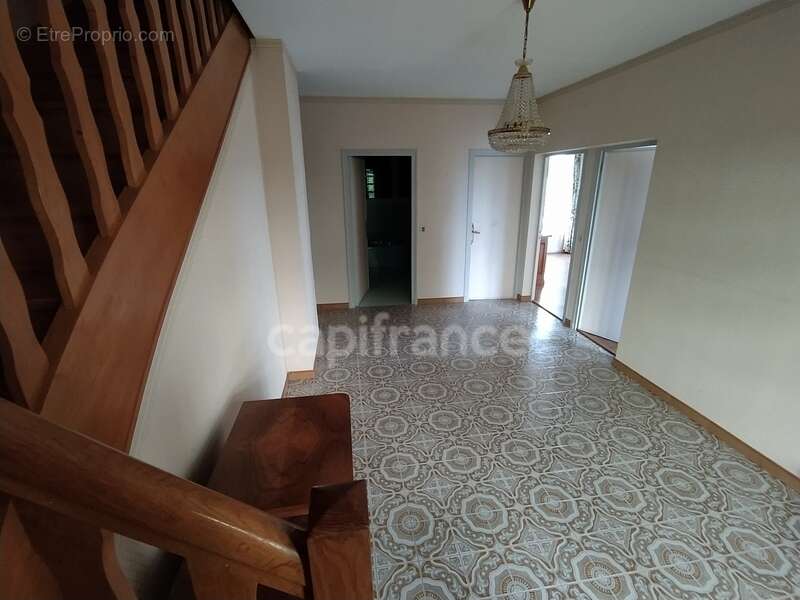 Maison familiale de plus de 220 m² avec 5 chambres, piscine, sauna, terrain clos, vue dégagée - photo 4