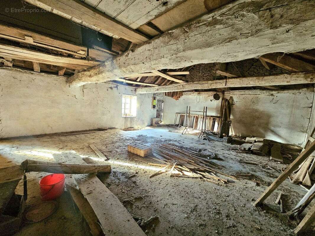 Corps de ferme à rénover avec son terrain d'environ 700m² - photo 7