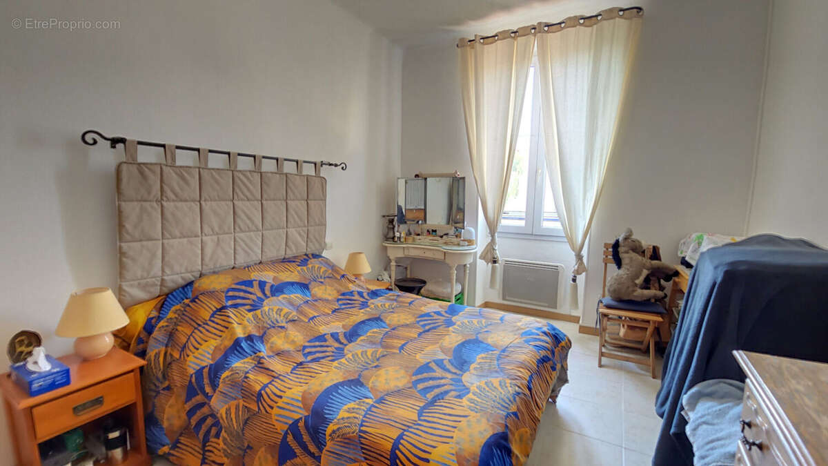 Mouriès, immeuble mixte de 240 m² avec deux logements et local commercial . - photo 5