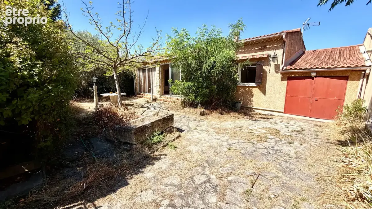 Maison de plain pied sur 428 m² de jardin clos et arboré. - photo 18