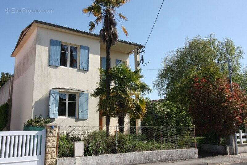 Maison à SAINT-JEAN-D'ANGELY