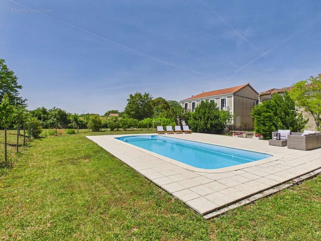 Superbe maison de campagne avec piscine, granges et vue imprenable sur la campagne - photo 2