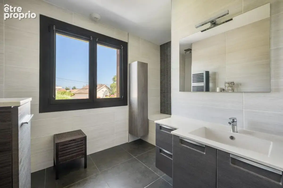 Maison T5 avec jardin paysagé et piscine - GENAS - photo 12
