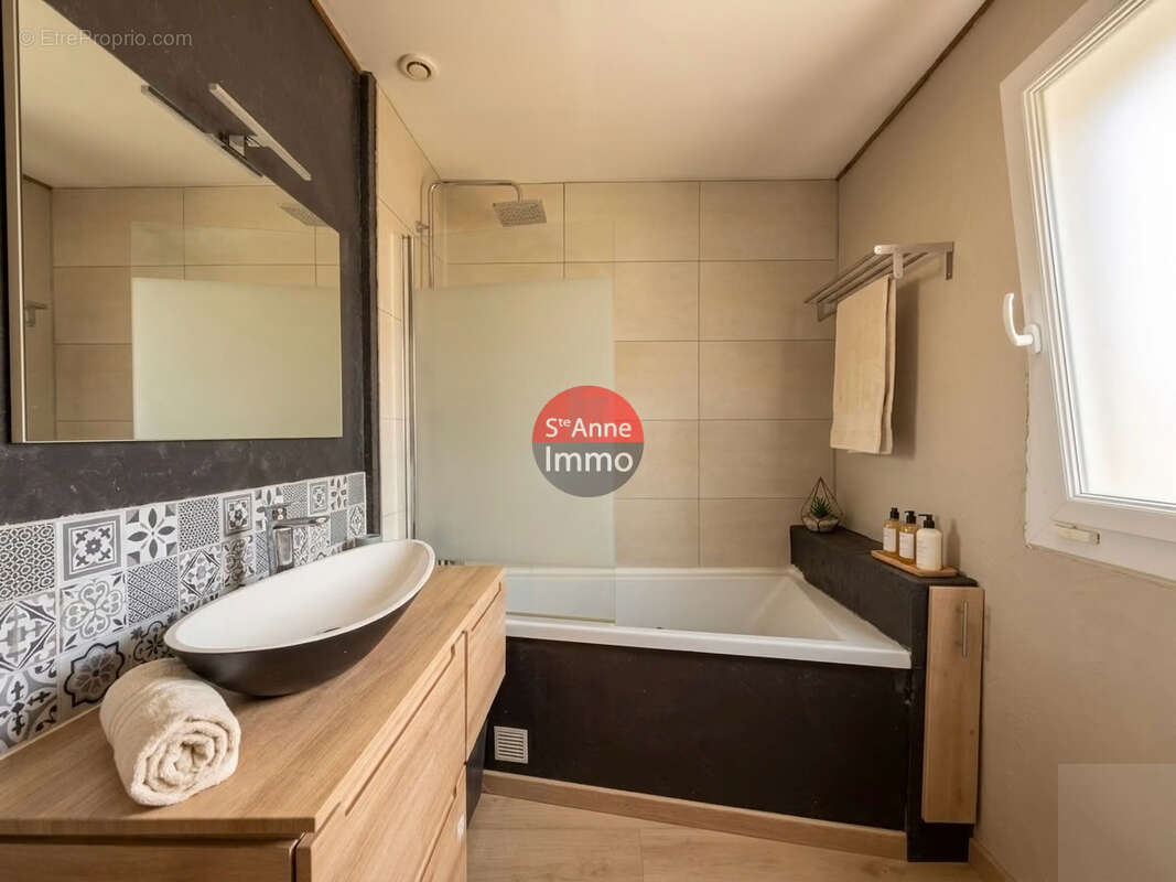 Guerbigny - 140m2 - maison individuelle - 4 chambres - 2 salle de bains - jardin - cour - terrasses - photo 10