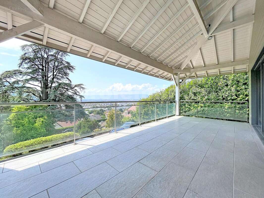 Magnifique_maison_architeque_individuelle_vetraz_monthoux_calme_frontiere_suisse_geneve_proche_ecole_bus_ceva_salon_sejour_cuisine_terrain_terrasse_jardin_piscine