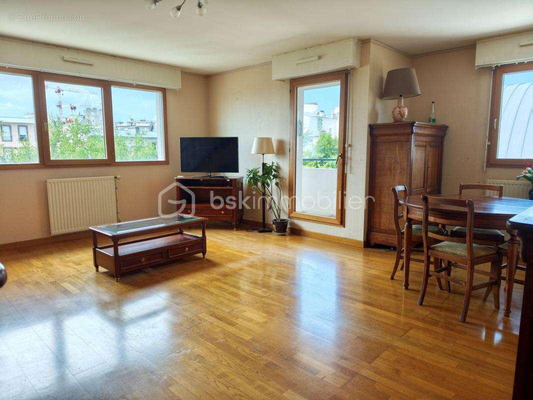 Duplex 75 m² – Garage, cave, ascenseur et chambre vue sur rade - photo 4