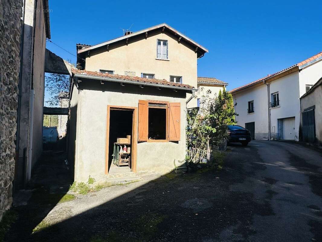 Maison et dépendance centre village de Lacourt 09200 - photo 11