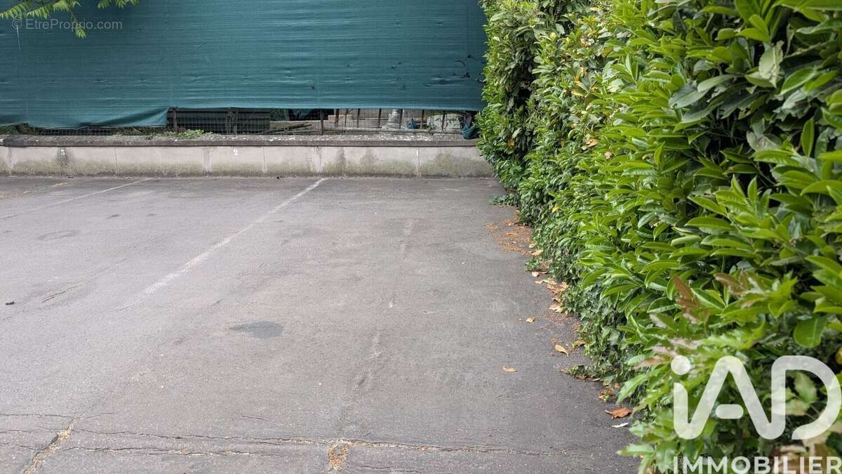 Photo 3 - Parking à SAINT-MAUR-DES-FOSSES