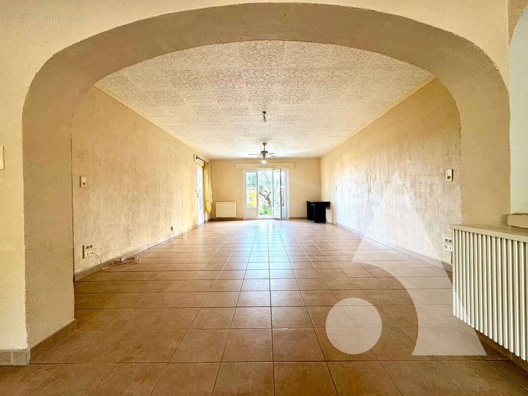 Maison à Villecroze de 247 m² sur terrain de 1.660m² - photo 9