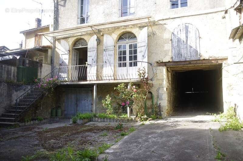 Maison à VIC-FEZENSAC