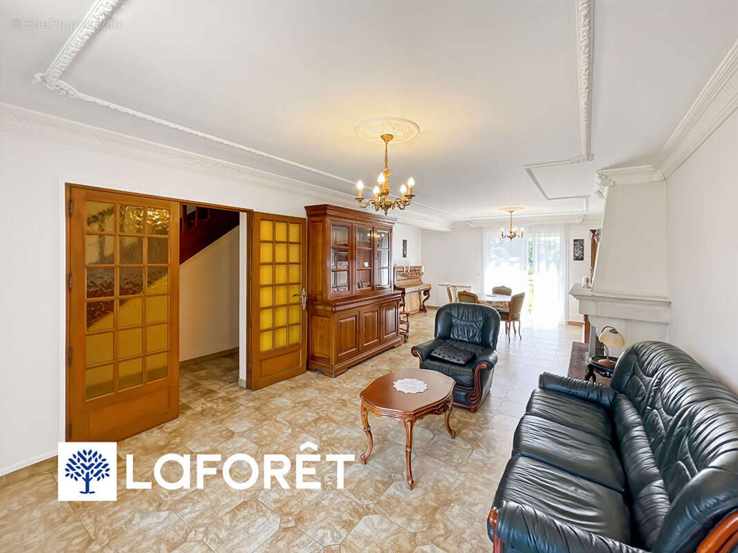 Maison traditionnelle sur sous-sol total de 6 pièces à vendre à Sainte Geneviève des Bois - Réf 13319 - photo 4