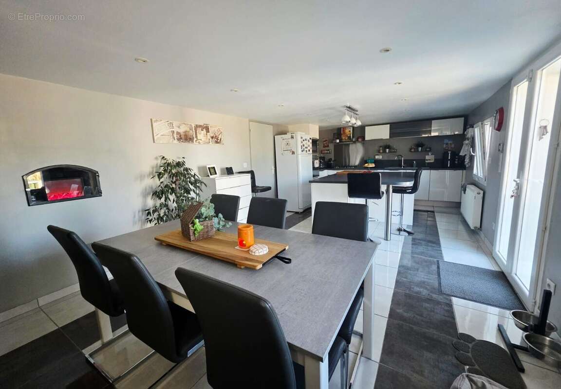 Cuisine et salle à manger donnant sur le jardin - Maison à JANVILLE