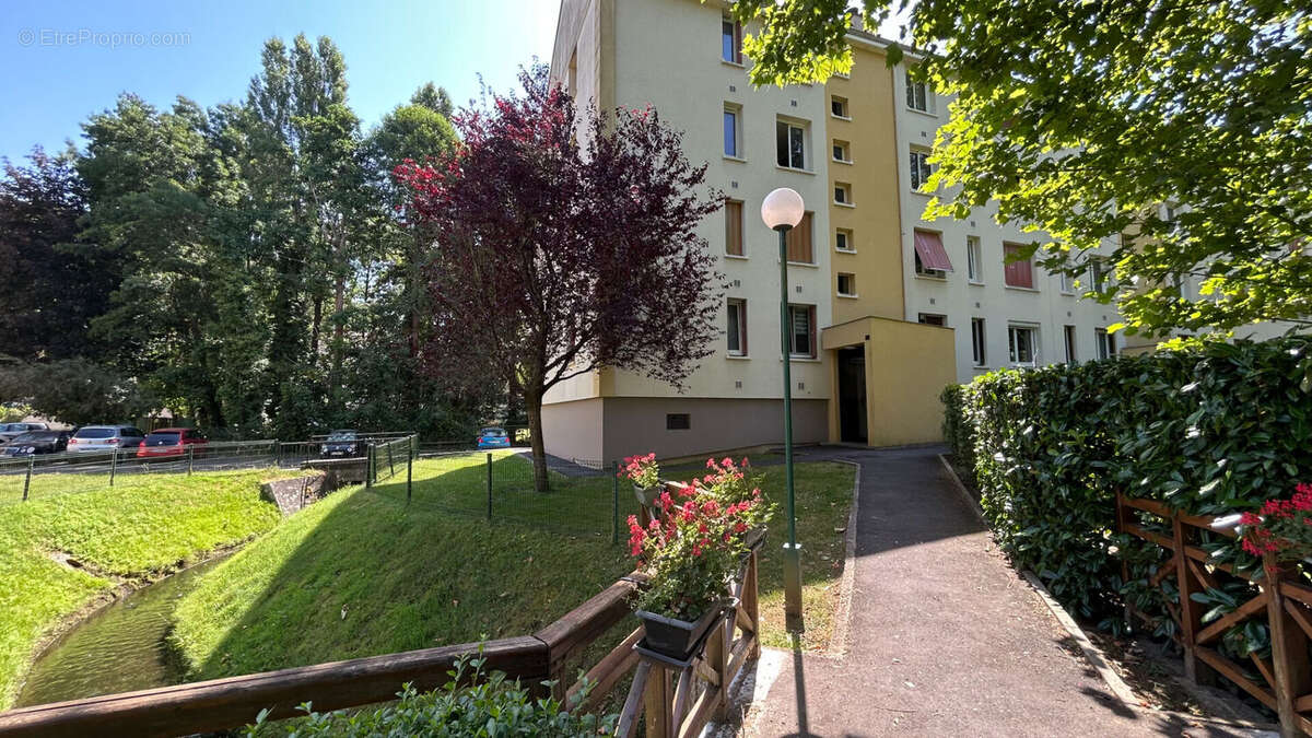 Appartement à BUC