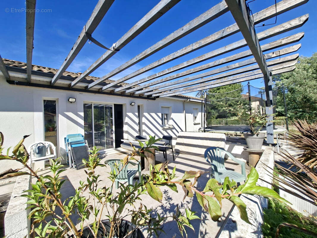 Maison à COURS-DE-PILE