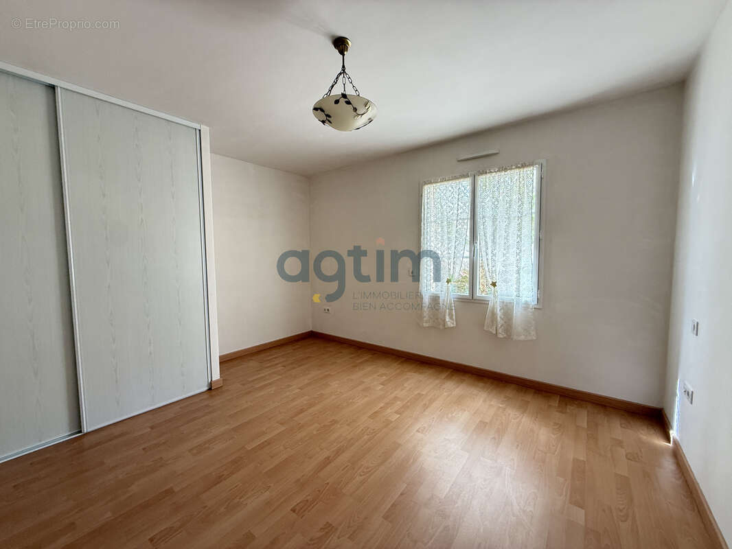 MONTAIGU, Centre, en lotissement: Maison de plain pied, 93m2 habitables, 2 chambres, garage, terrain clos - photo 17