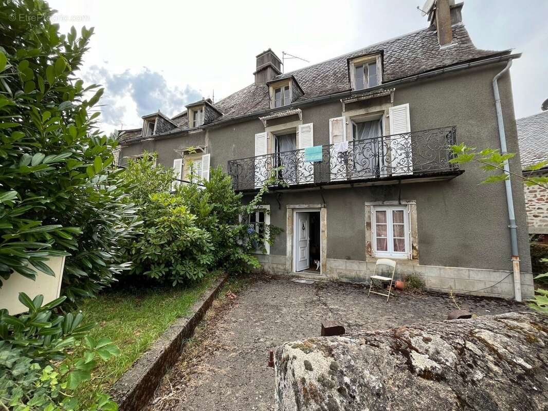 Appartement - Maison à CHAMPAGNAC