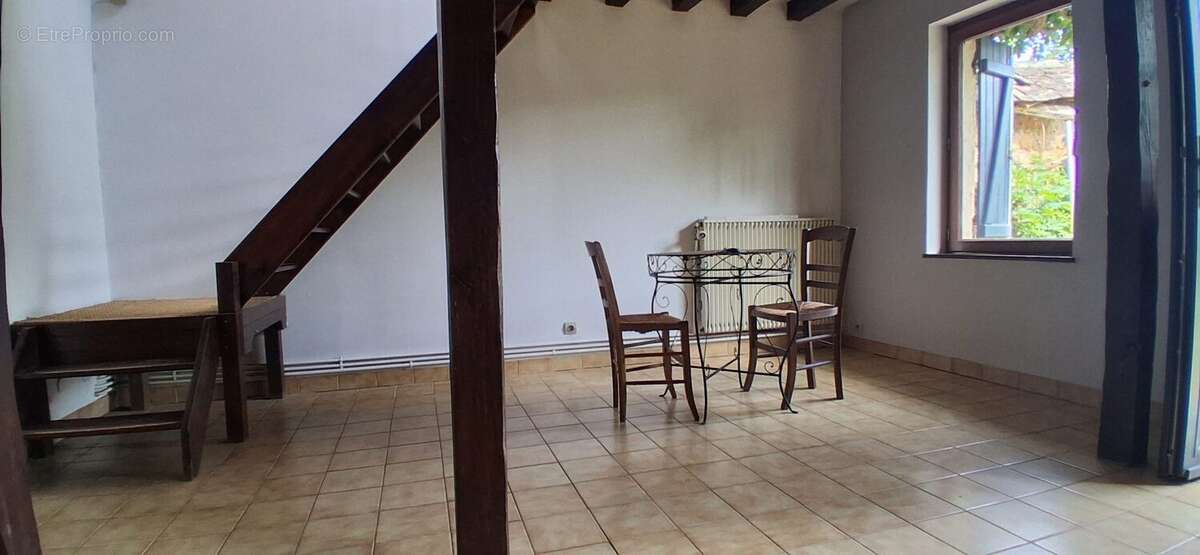 Séjour avec poêle à bois, offrant un espace chaleureux et convivial. - Maison à EVREUX