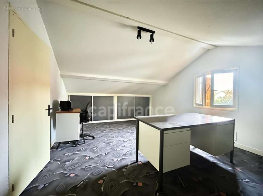 Dépôt / Local professionnel/ATELIER DE 171M2 – Roanne - photo 2