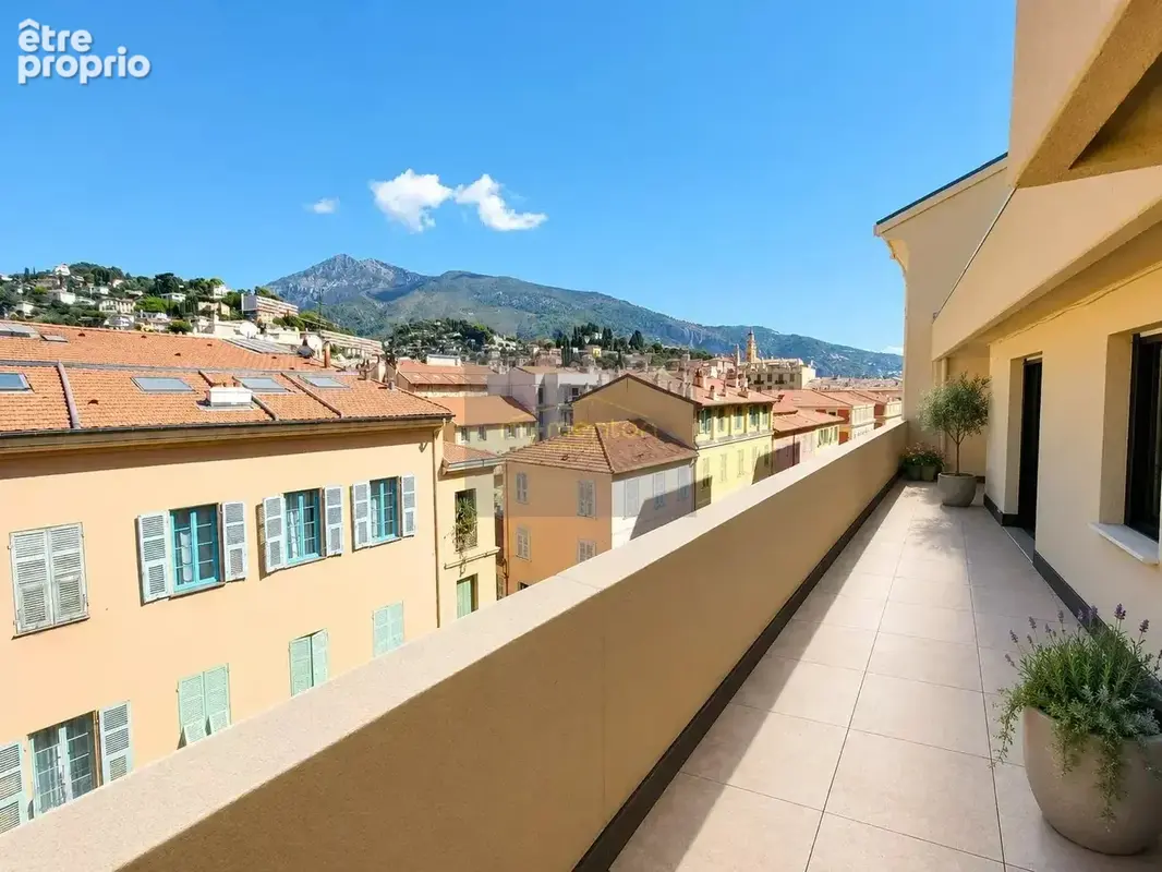 Menton plein centre, dernier étage , 6 pièces traversant, / Cave /Garage, vue mer , calme. - photo 8