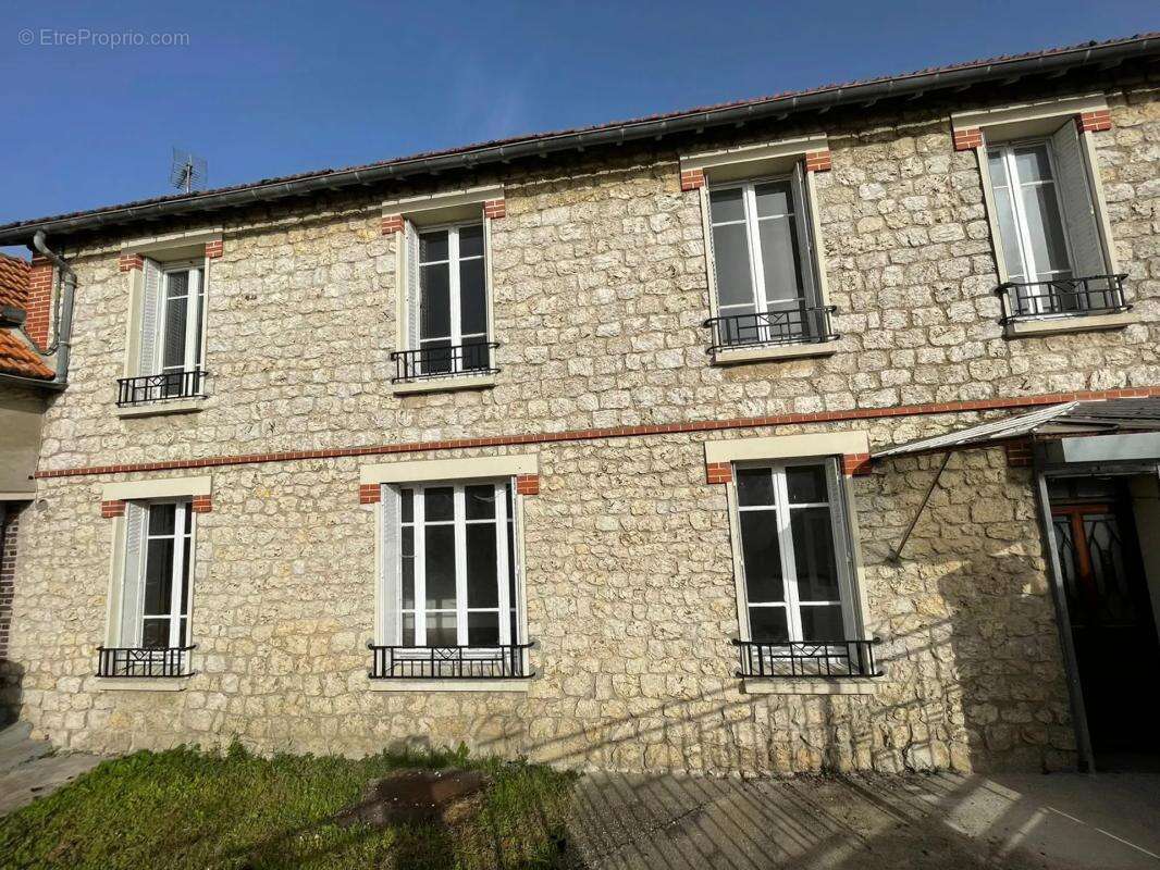 Maison à BERCHERES-LES-PIERRES