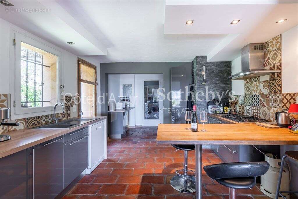 Maison à CHATEAUNEUF-GRASSE